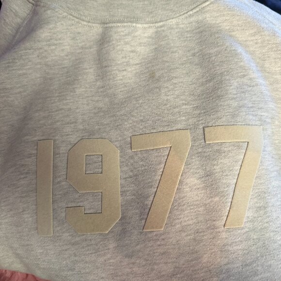ESSENTIALS Fear of God 1977 Crewneck Sweatshirt Grey size Large - Picture 4 of 6